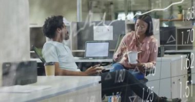 Ofiste çalışan çeşitli iş adamlarının veri işleme animasyonları. Küresel iş ve dijital arayüz kavramı dijital olarak oluşturulmuş video.