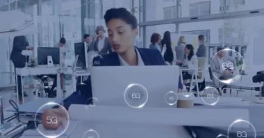 Ofiste çalışan farklı iş adamlarının 6G metinlerinin animasyonu. Küresel teknoloji, finans ve dijital arayüz kavramı dijital olarak oluşturulmuş video.