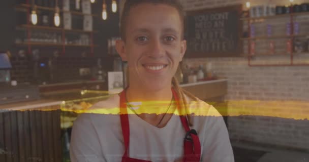 Анимация Пейзажа Над Улыбающимся Человеком Работающим Кафе Концепция Глобальных Сетей — стоковое видео