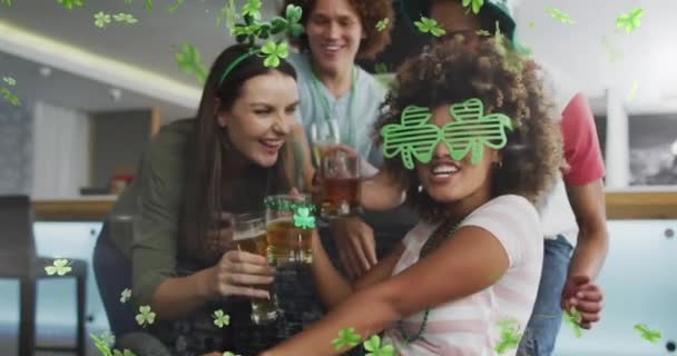 Animation Clover Icons Diverse Friends Drinking Beer Patricks Day Celebration — Vídeo de Stock