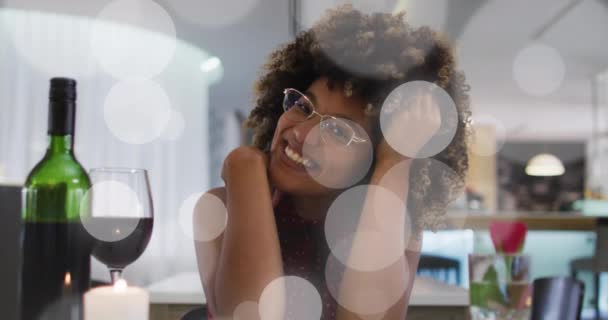 Afro Amerikalı Bir Kadının Şarap Içip Görüntülü Konuşma Yaptığı Sahneler — Stok video