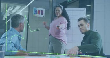 Ofiste çalışan çeşitli iş adamları üzerinde veri işleme animasyonu. küresel iş ve dijital arayüz kavramı dijital olarak oluşturulmuş video.