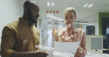 Ofiste çalışan çeşitli iş adamlarının veri işleme animasyonları. Küresel iş ve dijital arayüz kavramı dijital olarak oluşturulmuş video.