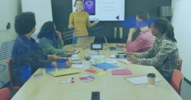 Ofiste çalışan çeşitli iş adamları üzerinde veri işleme animasyonu. küresel iş ve dijital arayüz kavramı dijital olarak oluşturulmuş video.