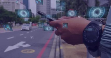 Dürbün taraması ve akıllı telefon kullanan adamın veri işleme animasyonu. Küresel hesaplama, bağlantılar, iletişim ve veri işleme kavramı dijital olarak oluşturulmuş video.
