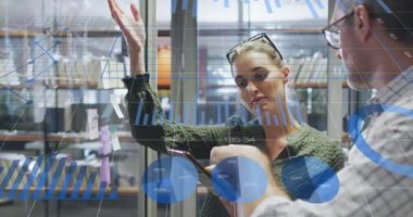 Kafkas iş adamlarının ofislerinde veri işleme animasyonu. Küresel iş ve dijital arayüz kavramı dijital olarak oluşturulmuş video.