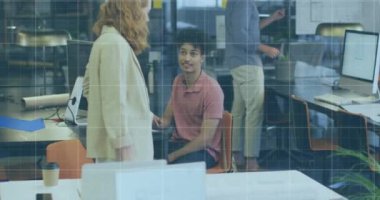 Ofiste çalışan çeşitli iş adamları üzerinde veri işleme animasyonu. küresel iş ve dijital arayüz kavramı dijital olarak oluşturulmuş video.