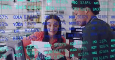 Ofiste çalışan iş adamları üzerinde finansal veri işleme animasyonu. Küresel iş, finans, bilgisayar ve veri işleme kavramı dijital olarak oluşturulmuş video.