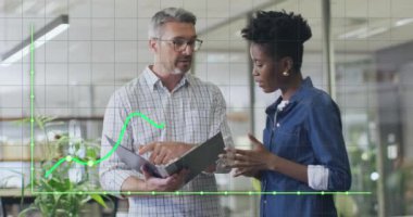 Ofisteki çeşitli iş adamları üzerinde veri işleme animasyonu. Küresel iş ve dijital arayüz kavramı dijital olarak oluşturulmuş video.