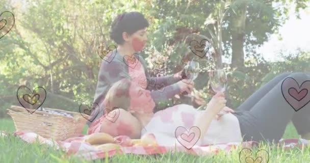 Animation Heart Emojis Happy Καυκάσιος Θηλυκό Ζευγάρι Στην Αγάπη Πίνοντας — Αρχείο Βίντεο