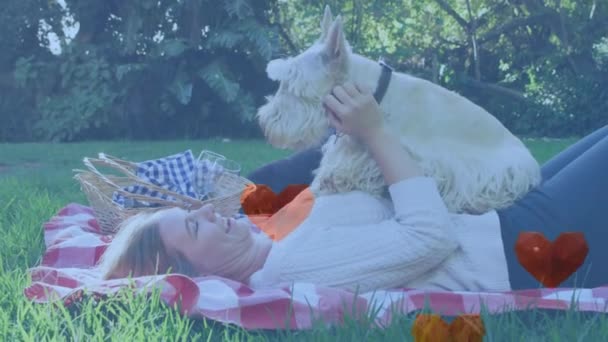 红心图标在带有宠物狗的高加索女人身上的动画 全国爱上你的宠物日概念数码生成视频 — 图库视频影像