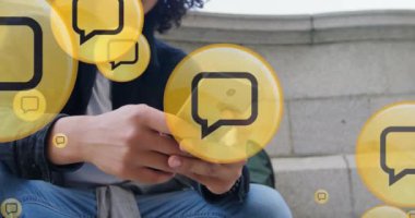 Merdivenlerde oturan akıllı telefonu kullanan iki ırklı adamın orta kesiminde dijital simgelerin canlandırılması. Sosyal medya ağı ve iş teknolojisi kavramı