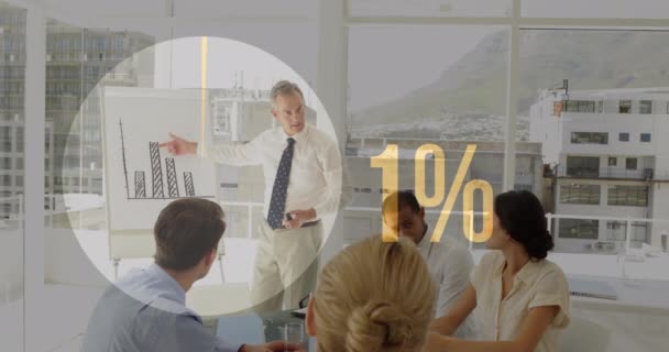 Animación Porcentaje Gráfico Circular Procesamiento Datos Financieros Través Diversas Personas — Vídeos de Stock