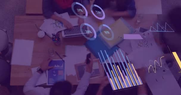 オフィスで働くビジネスの人々に対する財務データ処理のアニメーション グローバルビジネス コンピューティング データ処理の概念デジタル生成ビデオ — ストック動画