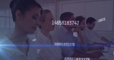 Ofiste çalışan çeşitli iş adamları üzerinde veri işleme animasyonu. küresel iş ve dijital arayüz kavramı dijital olarak oluşturulmuş video.