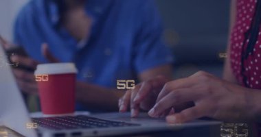 Ofiste dizüstü bilgisayarda tartışan iki kadın ve erkek için 5G yazılı mesaj pankartları. Küresel ağ ve iş teknolojisi kavramı