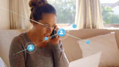 Beyaz kadının evde akıllı telefondan konuşması üzerine dijital simge ağının animasyonu. Küresel ağ ve iş teknolojisi kavramı