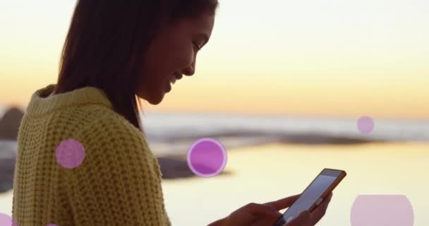 Afrika Kökenli Amerikalı Bir Kadının Deniz Kenarında Akıllı Telefon Kullanması — Stok video