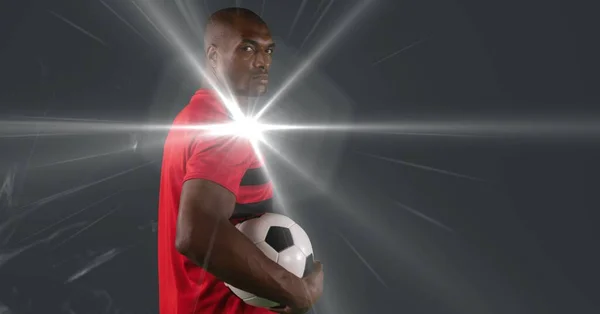 Afroamerikansk Manlig Fotbollsspelare Som Håller Fotboll Mot Rök Och Ljus — Stockfoto