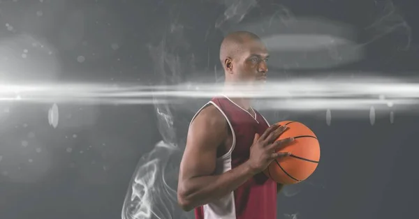 Африканский Американский Баскетболист Держит Мяч Против Дыма Сером Фоне Спортивный — стоковое фото