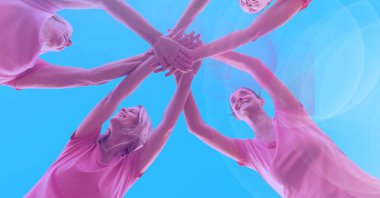 Mavi arka planda el ele tutuşan gülümseyen arkadaşlar kompozisyonu. takım çalışması, motivasyon ve başarı kavramı dijital olarak oluşturuldu.