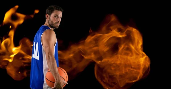 Složení Mužského Basketbalisty Který Drží Míč Nad Plameny Černém Pozadí — Stock fotografie