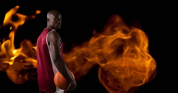 Склад Чоловічої Баскетболістки Тримає Над Полум Чорному Тлі Концепція Спорту — стокове фото