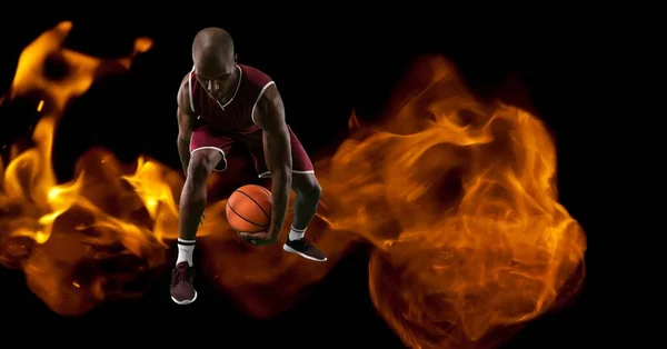 Склад Чоловічого Баскетболіста Ячем Над Полум Чорному Тлі Концепція Спорту — стокове фото