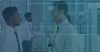 Ofiste çalışan çeşitli iş adamları üzerinde finansal veri işleme animasyonu. Küresel iş, finans ve dijital arayüz kavramı dijital olarak oluşturulmuş video.