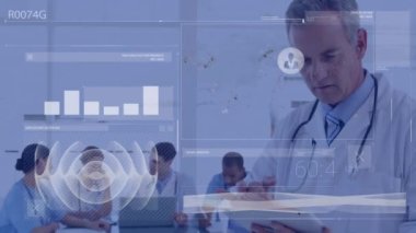 Hastanedeki çeşitli doktorlarda veri işleme animasyonu. Küresel tıp, sağlık ve dijital arayüz kavramı dijital olarak üretilen video.