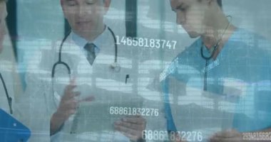 Hastanedeki çeşitli doktorlarla olan bağlantıların ve veri işlemenin animasyonu. Küresel tıp, sağlık, finans ve dijital arayüz kavramı dijital olarak oluşturulmuş video.