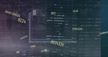 Arka plandaki aydınlatılmış binalar üzerinde birden fazla grafik ve değişen numaraların animasyonu. Dijital bileşik, çoklu pozlama, rapor, iş, mimari ve teknoloji kavramı.