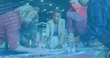 Ofiste toplanan çeşitli iş adamlarının finansal veri işleme animasyonları. Küresel iş, finans ve dijital arayüz kavramı dijital olarak oluşturulmuş video.