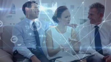 Ofiste çalışan çeşitli iş adamlarının bağlantı ağının animasyonu. Küresel iş, bağlantılar ve dijital arayüz kavramı dijital olarak oluşturulmuş video.