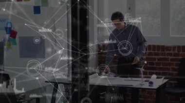 Ofiste çalışan Kafkasyalı işadamının veri işleme sistemiyle olan bağlantılarının animasyonu. Küresel iş, bağlantılar ve dijital arayüz kavramı dijital olarak oluşturulmuş video.