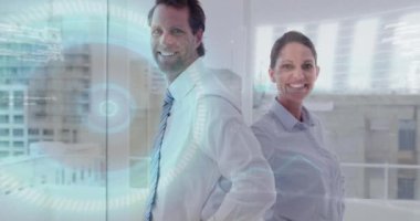 Ofisteki çeşitli iş adamları üzerinde finansal veri işleme animasyonu. Küresel iş, finans ve dijital arayüz kavramı dijital olarak oluşturulmuş video.