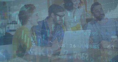 Ofiste çalışan çeşitli iş adamları üzerinde finansal veri işleme animasyonu. Küresel iş, finans ve dijital arayüz kavramı dijital olarak oluşturulmuş video.