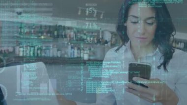 Beyaz bir garsonun barda akıllı telefon kullanarak istatistiksel veri işleme animasyonu. Küresel ağ ve iş veri teknolojisi kavramı