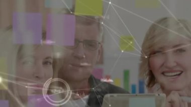 Ofiste çalışan çeşitli iş adamlarının bağlantı ağının animasyonu. Küresel iş, bağlantılar ve dijital arayüz kavramı dijital olarak oluşturulmuş video.