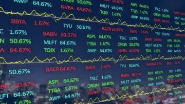 Şehir manzarası üzerinde finansal veri işleme animasyonu. küresel iş, finans ve dijital arayüz kavramı dijital olarak oluşturulmuş video.