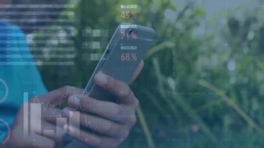 Akıllı telefon kullanan iki ırklı kadının finansal veri işleme animasyonu. Küresel teknoloji, finans ve dijital arayüz kavramı dijital olarak oluşturulmuş video.