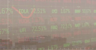 Şehir manzarası üzerinde finansal veri işleme animasyonu. küresel iş, finans ve dijital arayüz kavramı dijital olarak oluşturulmuş video.