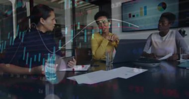Ofiste toplanan çeşitli iş adamlarının finansal veri işleme animasyonları. Küresel iş, finans ve dijital arayüz kavramı dijital olarak oluşturulmuş video.