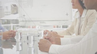 Ofiste çalışan çeşitli iş adamlarının bağlantı ağının animasyonu. Küresel iş, bağlantılar ve dijital arayüz kavramı dijital olarak oluşturulmuş video.