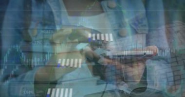 Akıllı telefon kullanan Afro-Amerikan iş kadını üzerinden finansal veri işleme animasyonu. Küresel iş, finans ve dijital arayüz kavramı dijital olarak oluşturulmuş video.