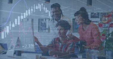 Ofiste çalışan çeşitli iş adamları üzerinde finansal veri işleme animasyonu. Küresel iş, finans ve dijital arayüz kavramı dijital olarak oluşturulmuş video.