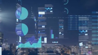 Şehir manzarası üzerinde finansal veri işleme animasyonu. küresel iş, finans ve dijital arayüz kavramı dijital olarak oluşturulmuş video.