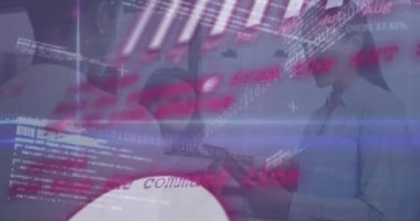 Ofisteki çeşitli iş adamları üzerinde finansal veri işleme animasyonu. Küresel iş, finans ve dijital arayüz kavramı dijital olarak oluşturulmuş video.