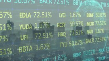 Şehir manzarası üzerinde finansal veri işleme animasyonu. küresel iş, finans ve dijital arayüz kavramı dijital olarak oluşturulmuş video.