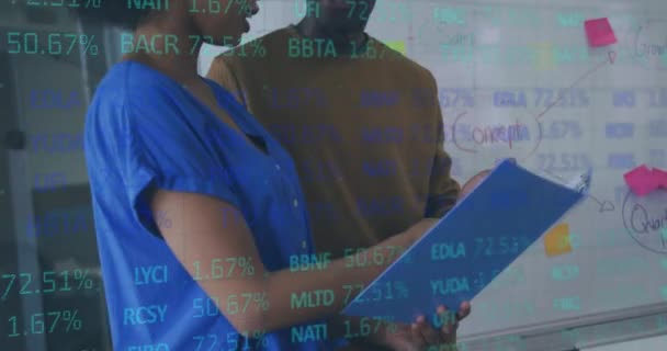 在办公室讨论的不同的男人和女人的股票市场数据处理动画 全球经济和商业技术概念 — 图库视频影像